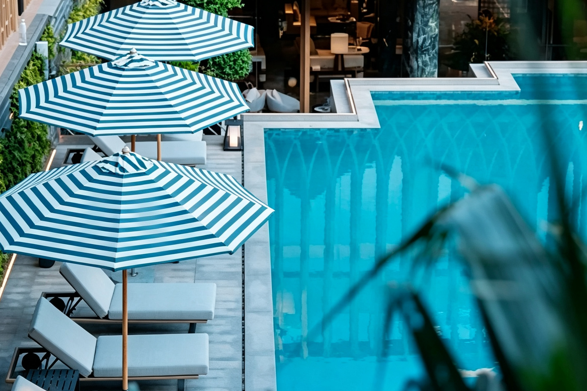 outdoor chaise lounge